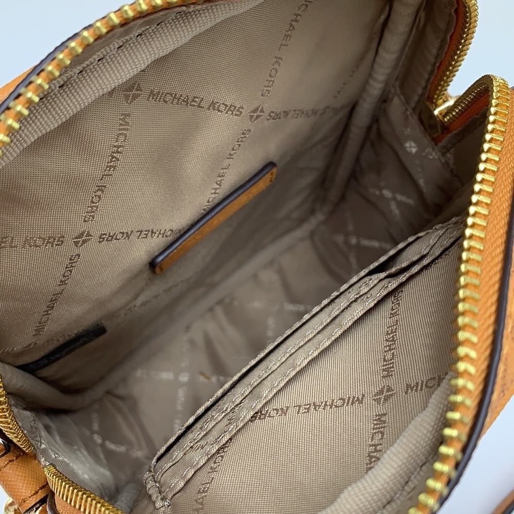 MICHAEL KORS
Jet Set Travel Medium Signature Logo Crossbody Bag
COLOR CIDER - Picture 15 of 16